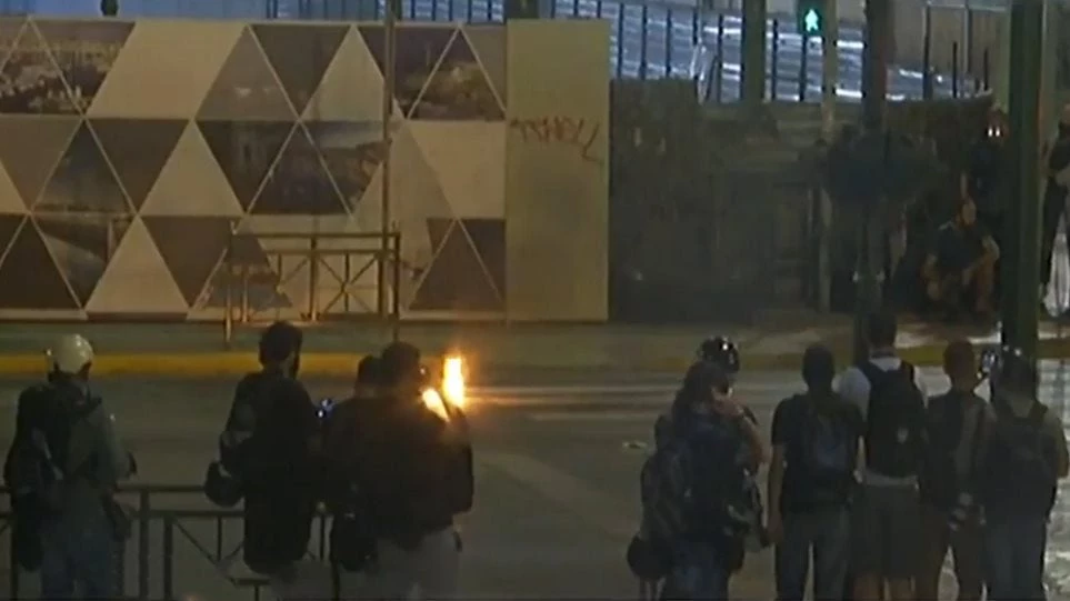 Επεισόδια στις πορείας για τον Φύσσα – Πετροπόλεμος και μολότοφ σε Πειραιά, Πάτρα, Θεσσαλονίκη (βίντεο)